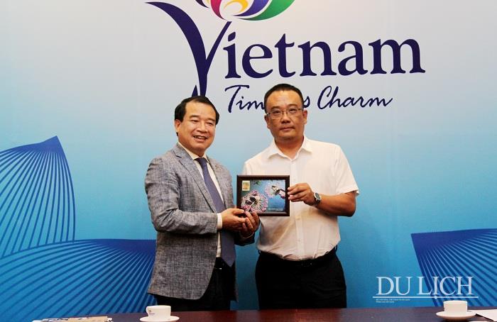Phó Tổng cục trưởng Hà Văn Siêu tặng quà lưu niệm cho Bí thư TP. Kiến Thủy Triệu Hùng